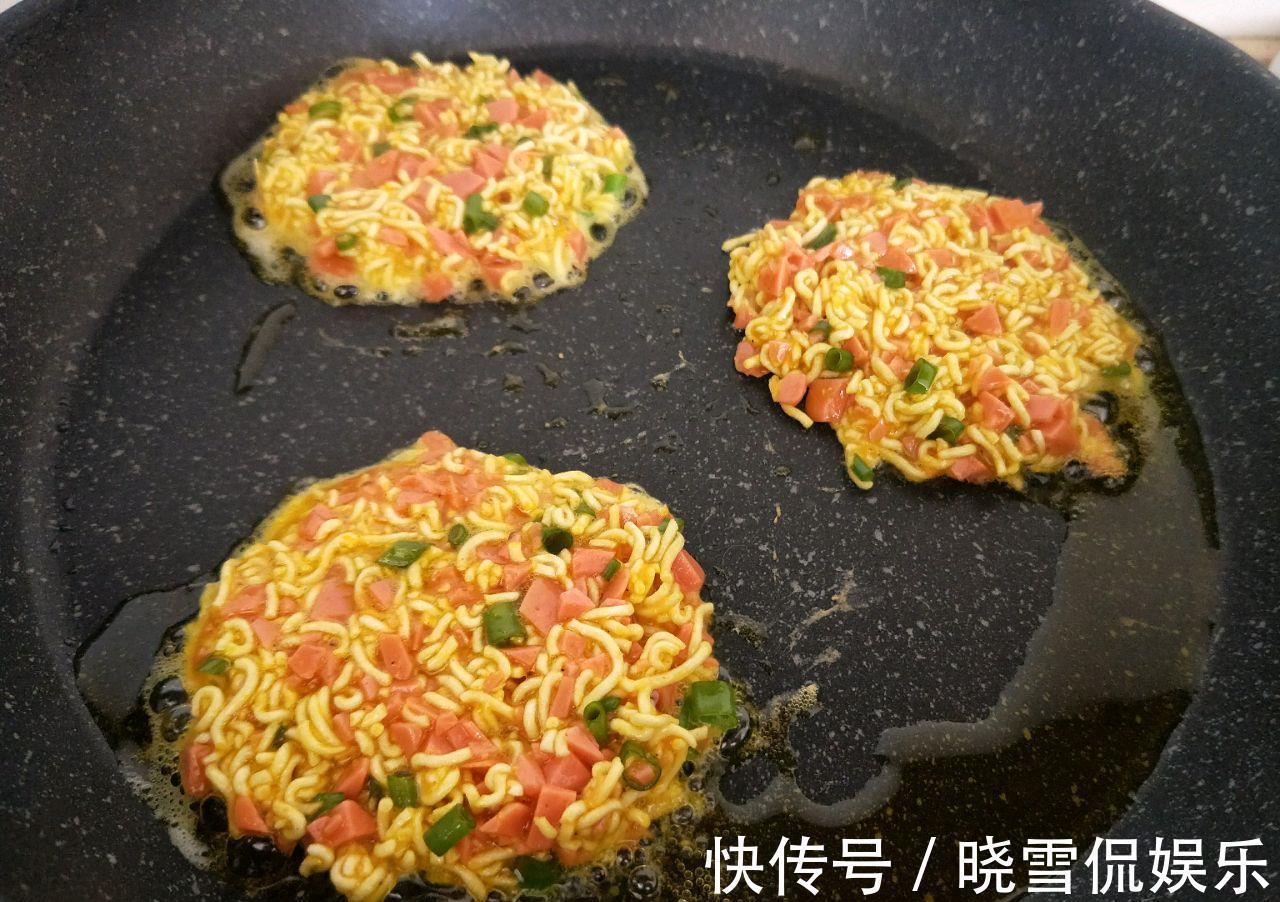 黑暗料理|网红泡面小圆饼,早餐美食,简单易学
