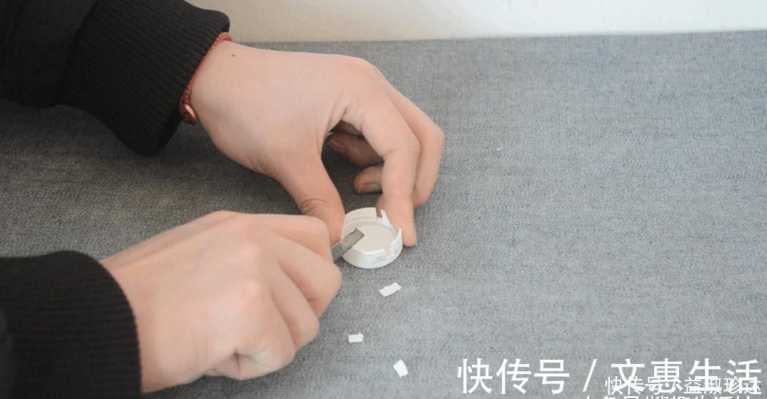 塑料|门把上粘个塑料瓶盖, 没想到还有这妙用, 家家户户都用得着