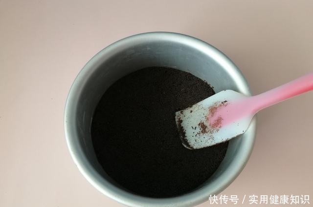  夏天不用烤箱也能做蛋糕，1搅1拌就完成，入口即化，孩子超爱吃