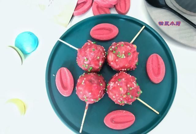 家有剩余的巧克力吗给孩子做个漂亮的巧克力奶球吧,简单好吃