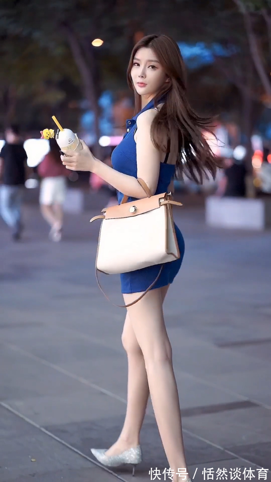 女人味 可爱的小姐姐,一袭挂脖立领连衣裙,穿出独特女人味