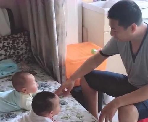 孩子|“领导爸爸”火了，给双胞胎宝宝开大会，网友调侃：好大的官威