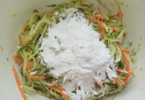 丸子|这才是萝卜丸子的传统做法,外酥里嫩,不加一滴水,凉了也不会硬