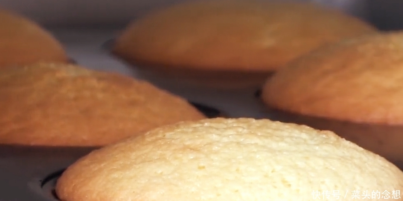 想吃小蛋糕不用买,4个鸡蛋半碗面粉,教你简易做法,蓬松又香甜