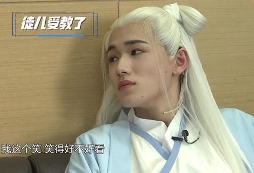 睡姿|宋亚轩和老师讲话累到睡着,睡姿慵懒还流哈喇子,是对老师最大的尊重