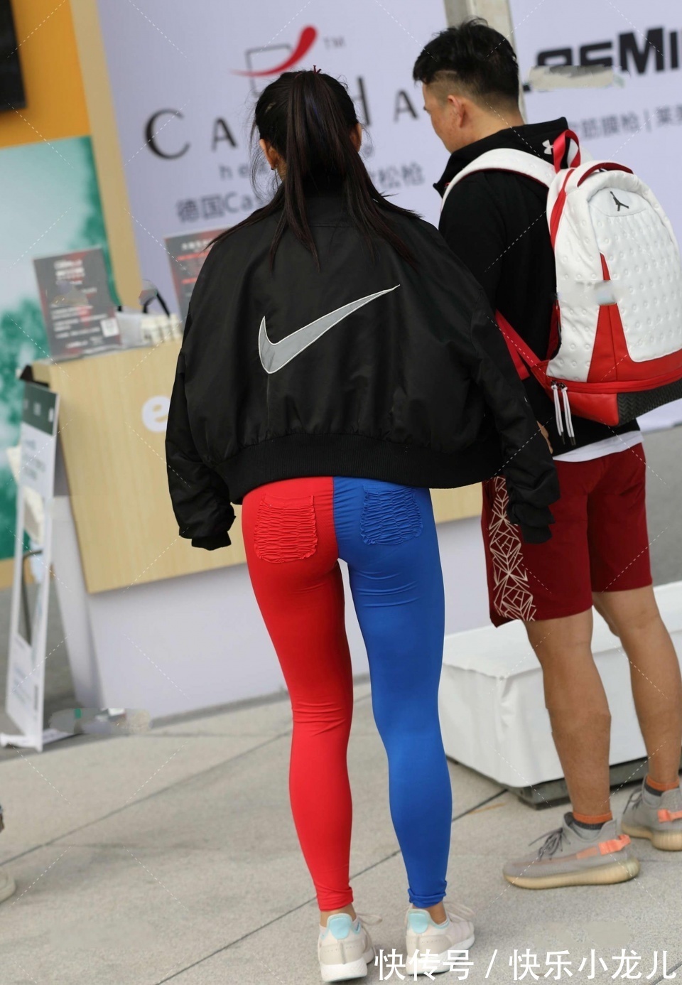 亮色|非常迷人的美女,她的头发自然地散落在肩上,真是一幅美丽的画卷