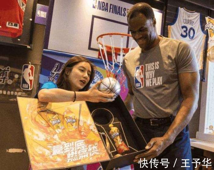 靡颜腻理|真詹蜜！NBA美女主播美娜，动情祝福詹皇：期待你和儿子同台比赛