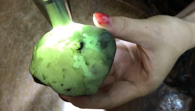 入手|美女坚持入手的满裂翡翠原石,3刀切下去,货主瞬间不敢说话了