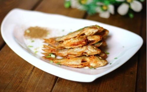外酥里嫩的干炸小鱼,男人最爱的下酒菜