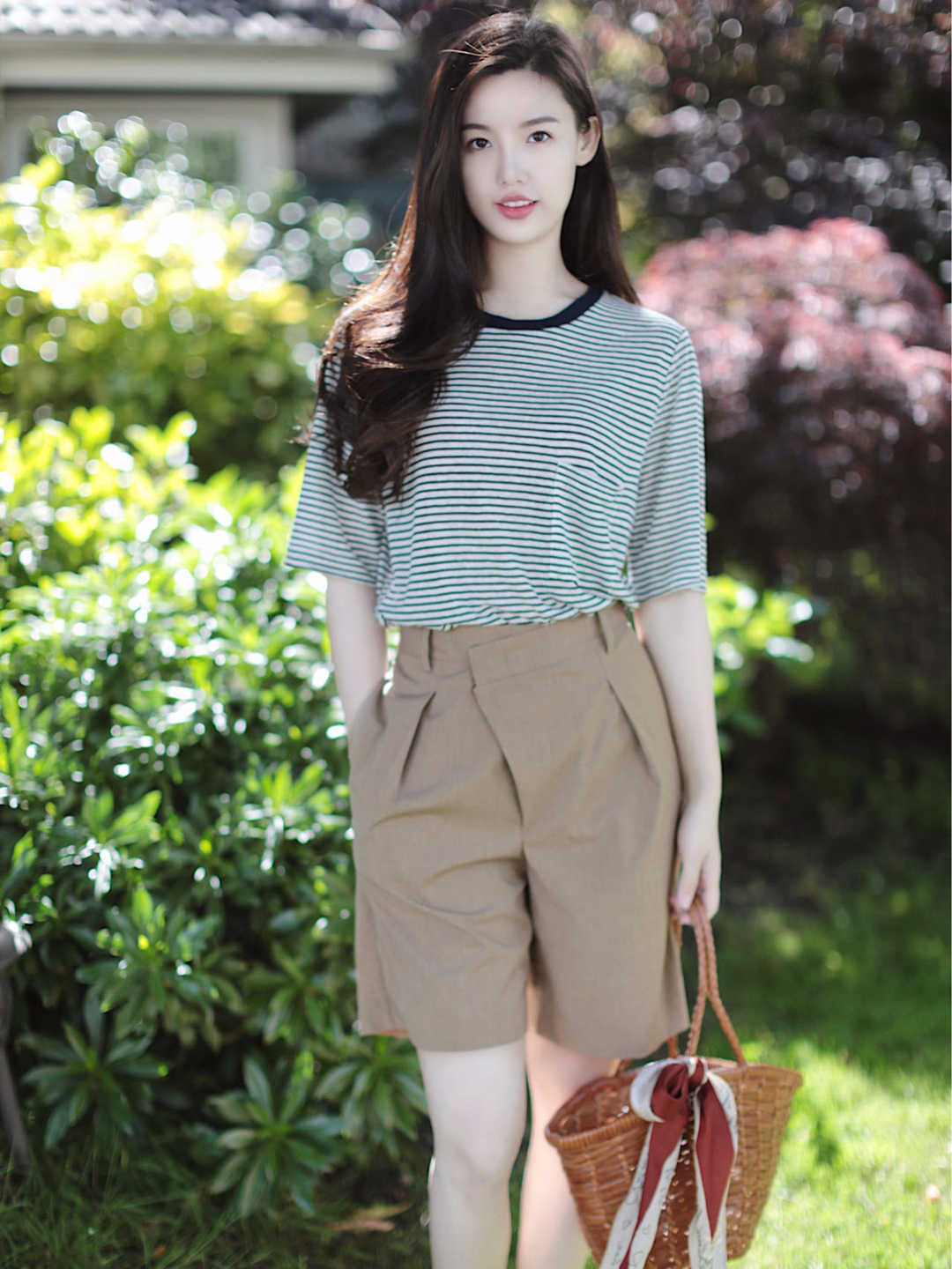 纯色|夏季这样搭,凉快的同时还更舒适又时髦,条纹衫搭五分裤,超洋气