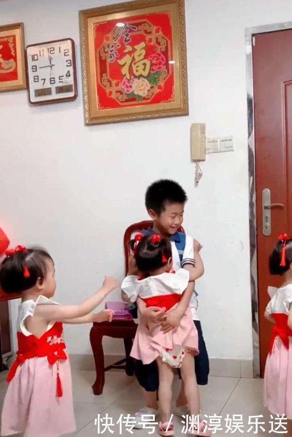 爸爸|儿子想要妹妹，妈妈生下3胞胎女儿，放学回家的场景，太热闹了！