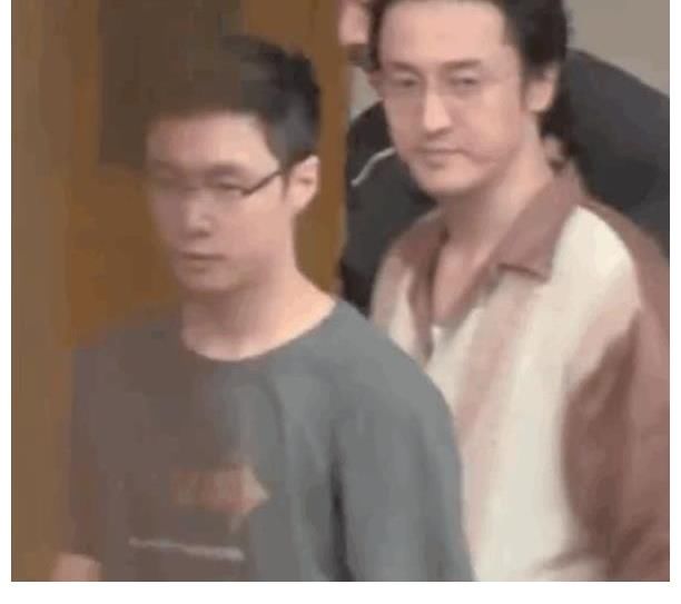 张艺兴|张艺兴新片路透曝光,与王传君同框引期待,戴眼镜被赞像大学生