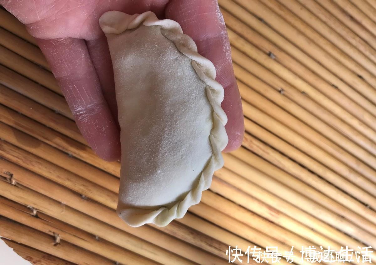 调味料|爱吃韭菜盒子的看过来,学会这个做法就够了,个个薄皮大馅真美味