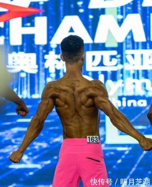 腹肌|家里贴满施瓦辛格海报，180cm小伙蜕变肌肉型男，8块腹肌太撩人