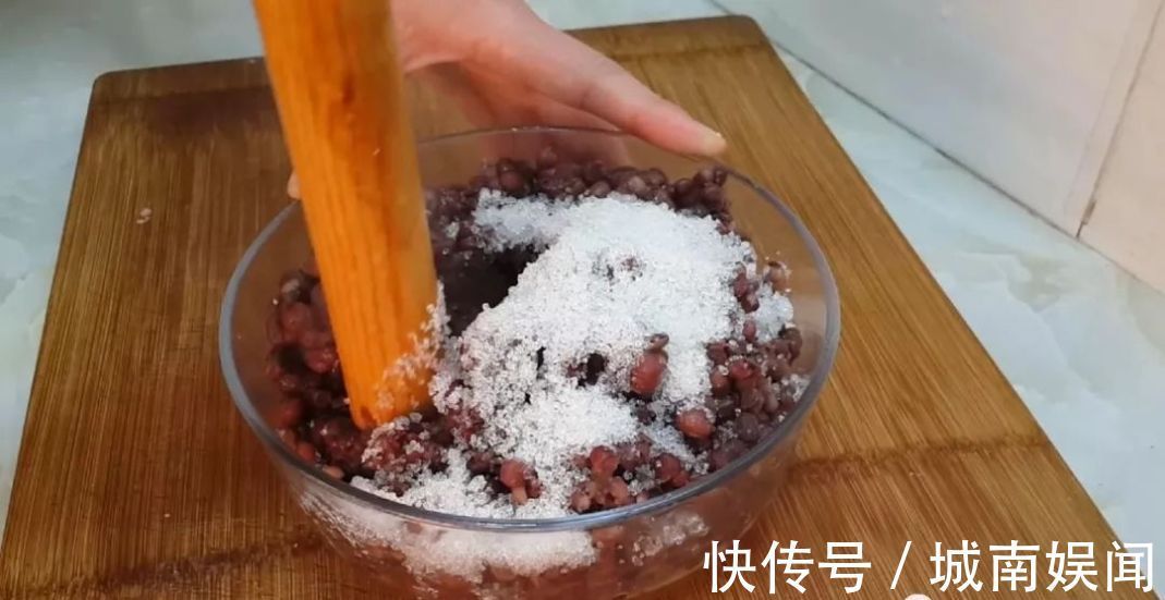 蒸馍|红豆又出新吃法,不烙饼不蒸馍,我家一周吃3次,比蛋糕好吃十倍