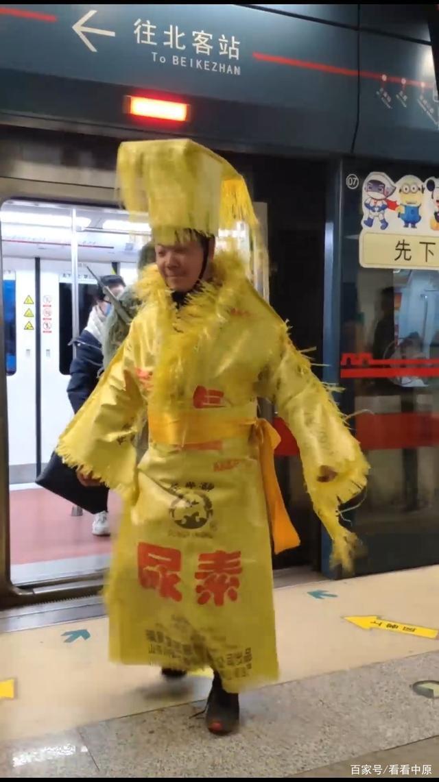 街头|90后小伙自制“龙袍”街头带货买海带，网友赐名尿素帝