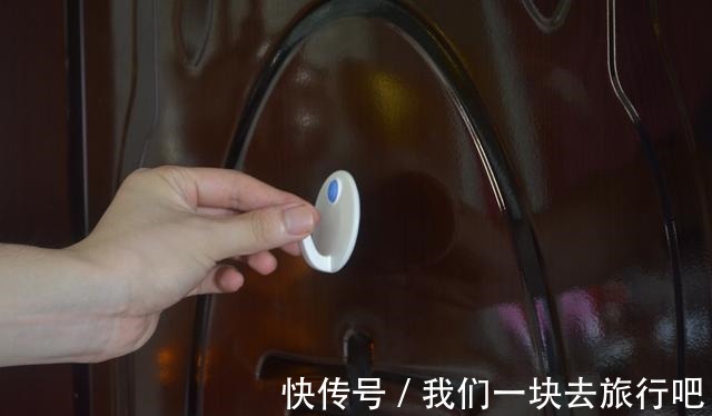 在门上贴一个挂钩,用途太棒了,很多家庭还不知道,早些提示家人!
