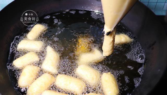 玉米面新吃法，加2个鸡蛋，不蒸不烤，简单一做，出锅瞬间被抢光