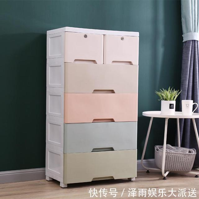 脱下的衣服别再堆椅子上了?看看别人家的收纳,干净整洁拿取方便