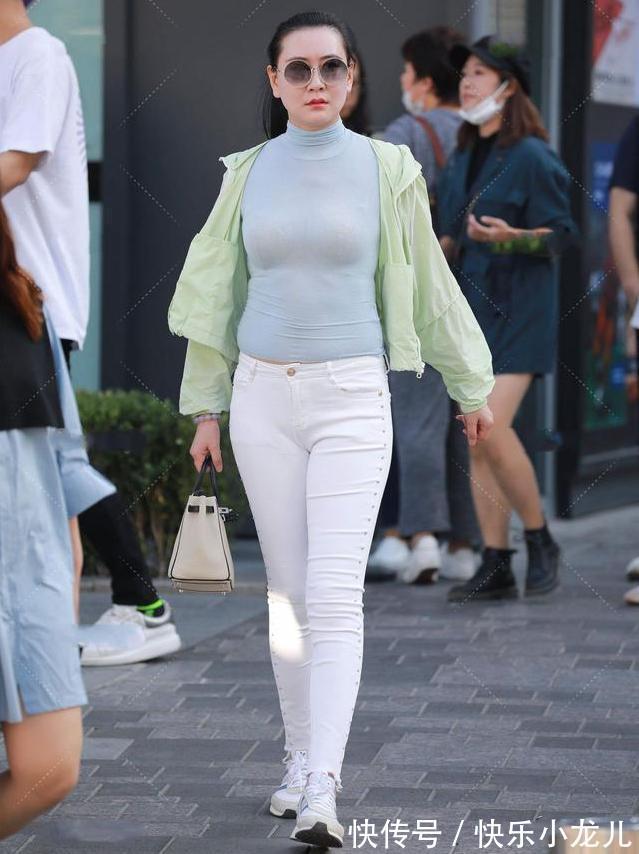 牛仔裤 淡蓝上衣配白牛仔裤，再配淡绿色的防晒霜，清爽减龄