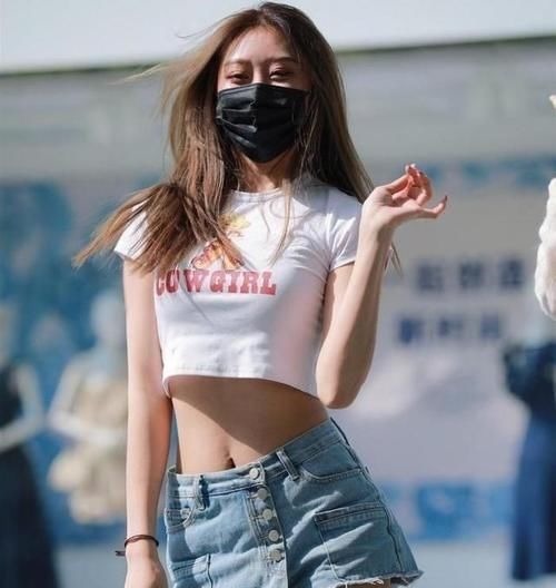 打底裤 白色字母短袖搭配蓝色不规则短裤，简单明了，适合日常穿着