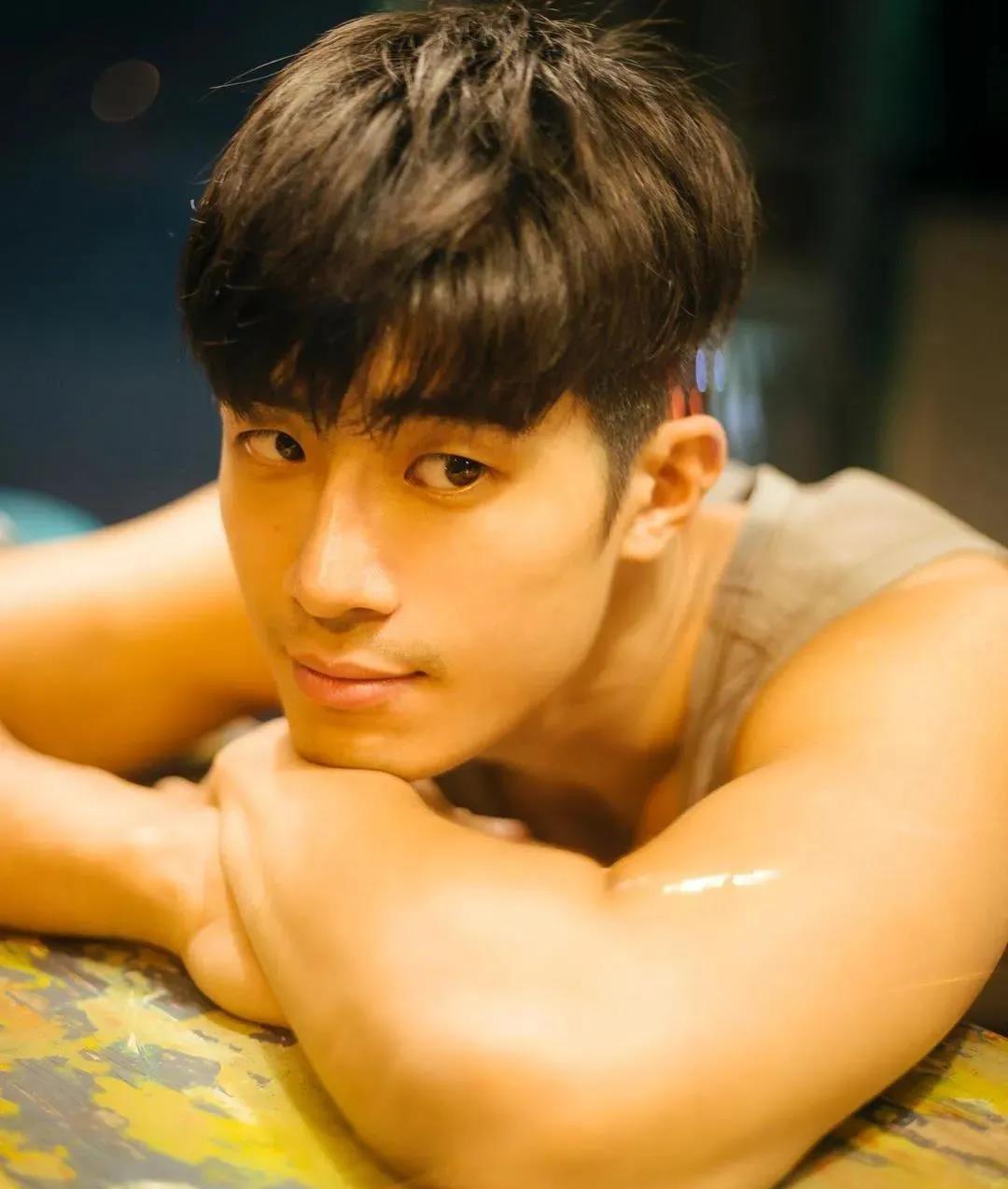 台湾|29岁台湾模特, 身高85公斤, 腹肌嘎嘣脆, 这身材谁能顶得住