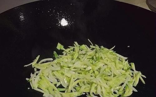 这道菜北方人是一道罕见的菜,尤其是南方人却特别受欢迎