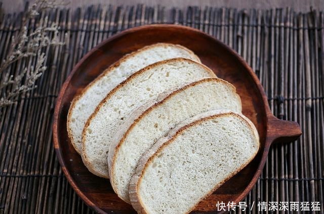 它是欧洲人的主食面包之一,只需2种材料就能做,健康美味有嚼劲