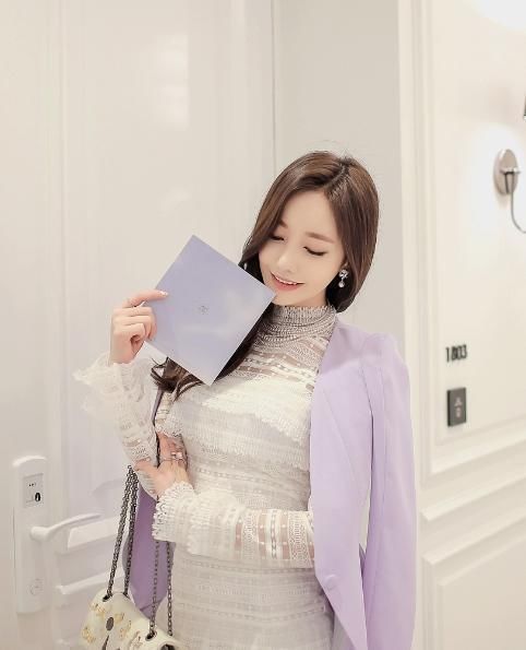 裙子 简约大气的紧身裙，小姐姐轻松穿搭出窈窕的身材，太美了！