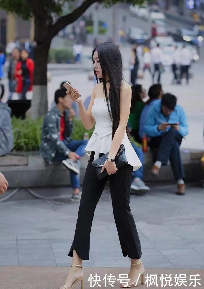 美女脚上一双一字带的高跟凉鞋,更能够凸显出她身上唯美的气质