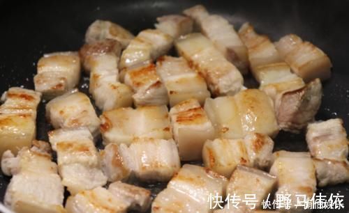 色香味|五花肉这样做真过瘾，不加水不加油，简单2步，上桌连汤汁都不剩