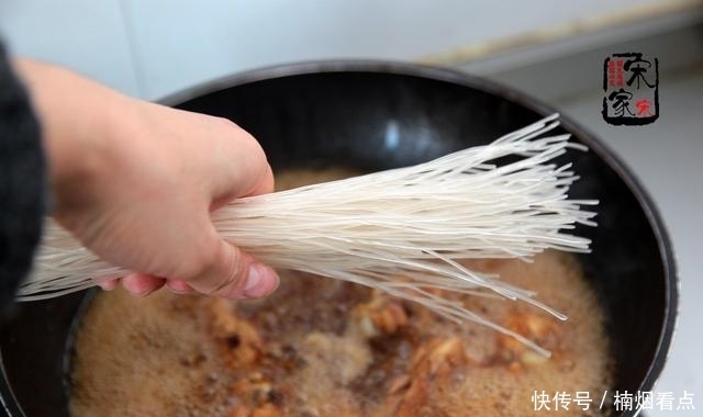 春天最该吃的1道菜,炖一炖就熟,好吃不上火,又鲜又解馋!