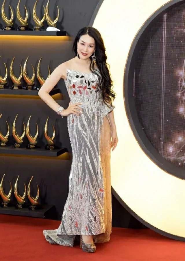 孙铱|美女穿短袖的连衣包臀裙,看起来更加自然大气,散发性感魅力