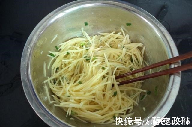 黑胡椒粉|两个土豆两个鸡蛋，无需面粉做美食，儿子吃一次就忘不了，真香