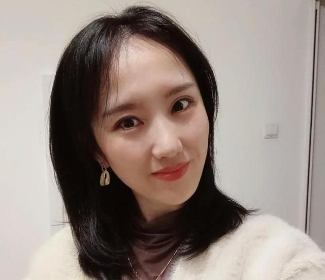 脸型|30岁女人适合“剪刘海”还是“中分”,主要看这4个地方,别选错