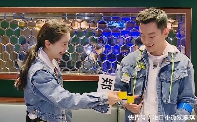 b郑恺为了让baby赢得比赛，全程主动递上名牌，嘴角的宠溺太明显