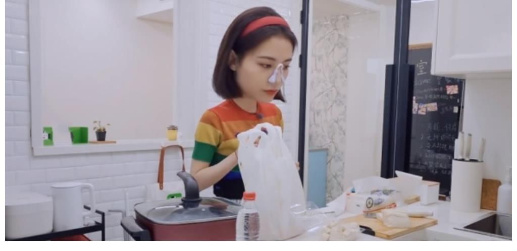 鼻梁|没有鼻塞,许佳琪用夹子代替,拿下后鼻梁形状一眼看出是否整容