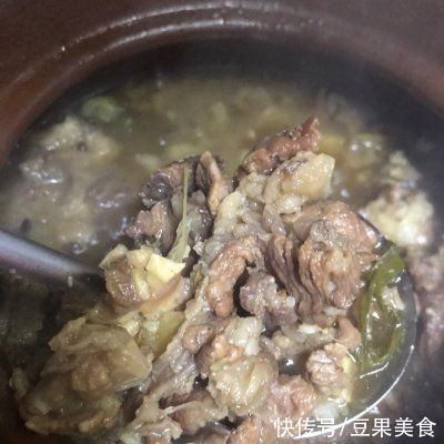 香喷喷热腾腾的炖牛腩 牛腩煲