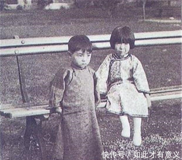 她4岁时被母亲抛弃,跟弟弟感情很好,只因4个字,从此冷漠对待!