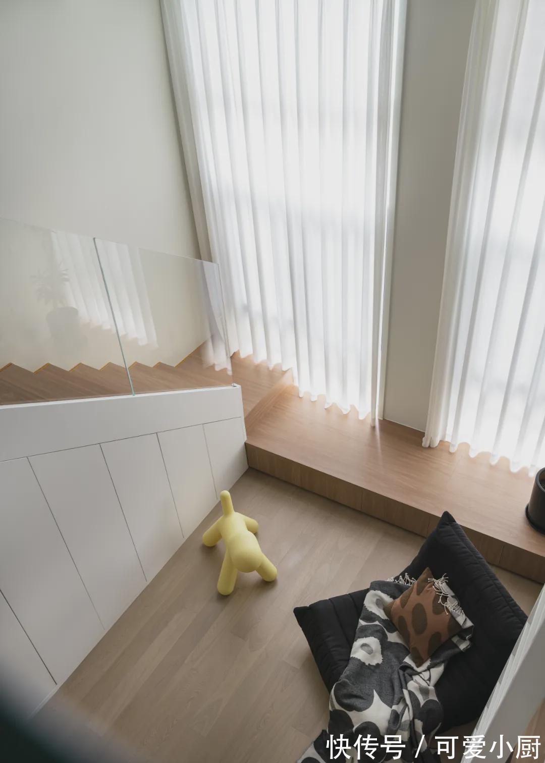 收纳|厉害了!35㎡迷你单身公寓,客厅挑空设计,装出了别墅大气感!