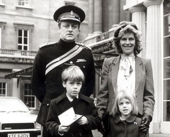 威廉|有妈的孩子像块宝:70岁查尔斯看球睡着,92岁女王微笑不忍叫醒他