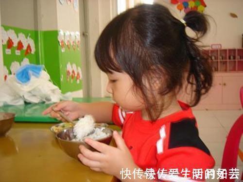 消化|7岁女童2年没长个,只因常吃2种饭,儿科医生别再给孩子喂了