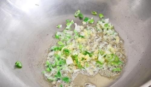 初春，最爱这款懒人早餐，皮薄馅多，比油条包子强多了，太香了