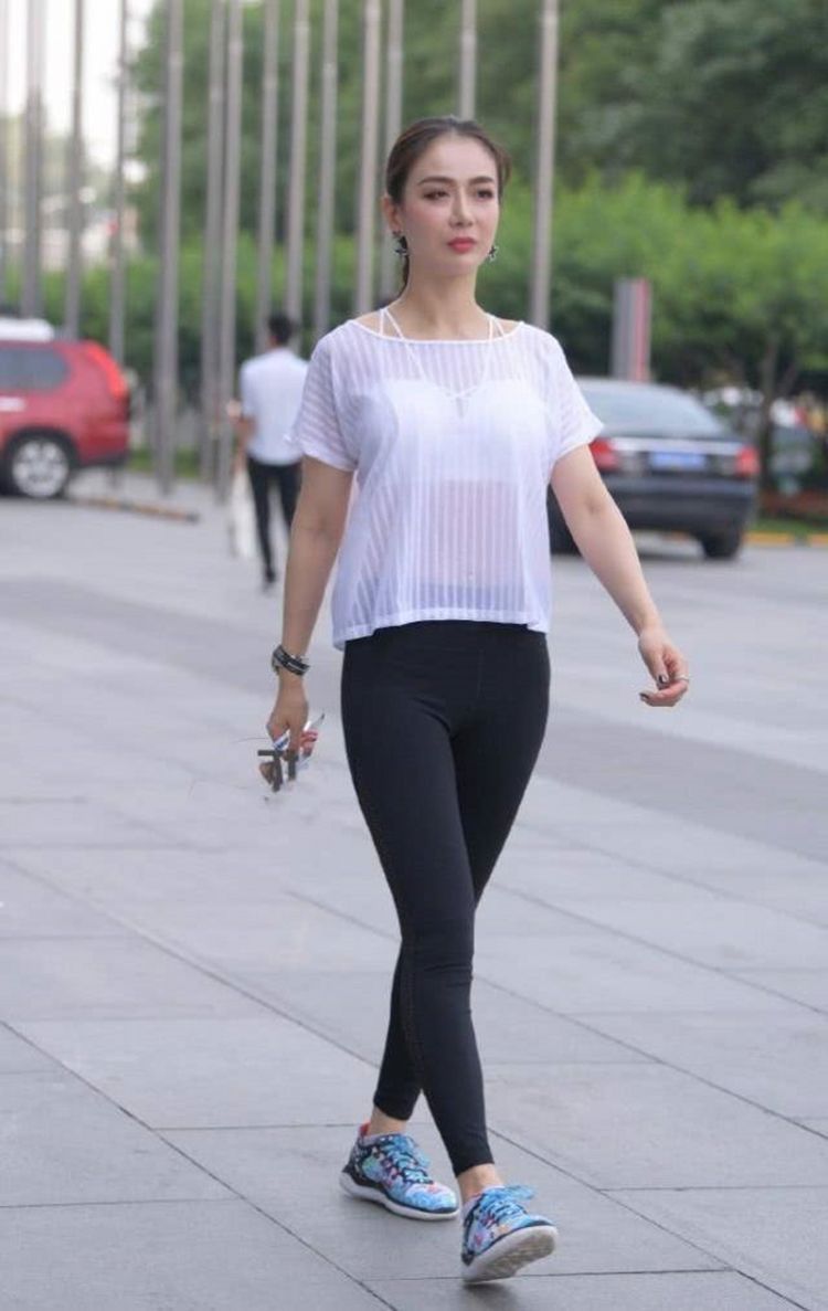 连衣裙|街拍：辣妈身穿修身连衣裙，释放个人魅力，呈现小女人的韵味