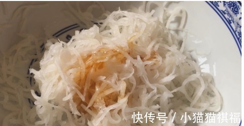 搅拌均匀|白萝卜这做法实在太香了，我家三天两头做，不炒不炖，比吃肉还香