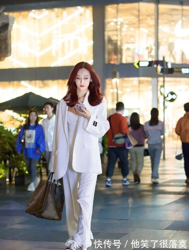 时髦 别穿打底裤了,当下流行这条“豆腐裤”,时髦还不易撞裤,很实用!