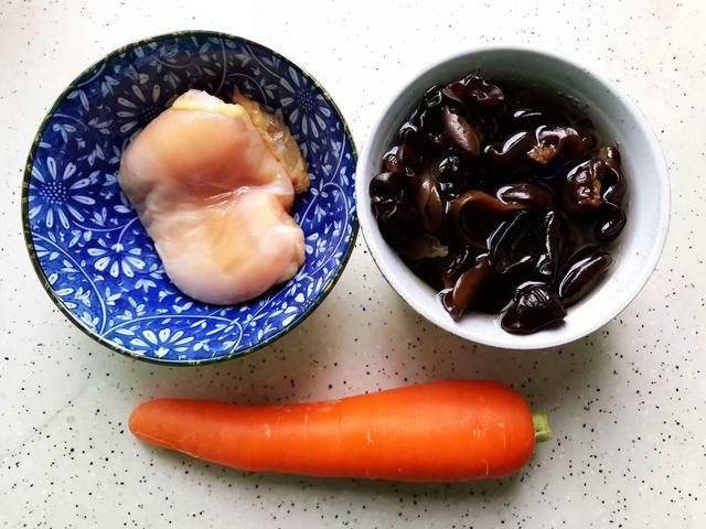 自制胡萝卜木耳炒鸡丝，鲜美低脂，营养又快手，大人孩子都爱吃