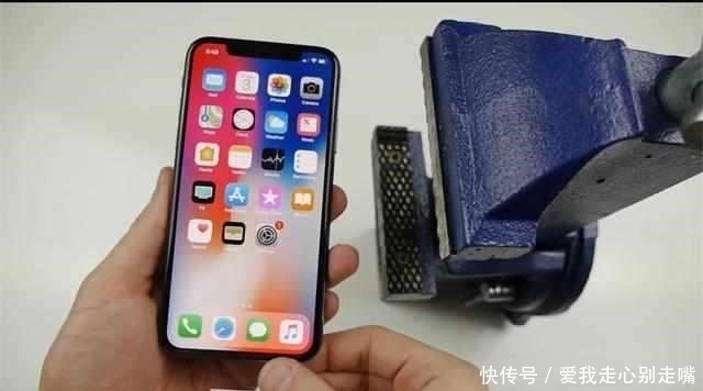 有钱|国外网友嫌iPhoneX的刘海太丑，直接拿锯子切掉！有钱就是大佬！