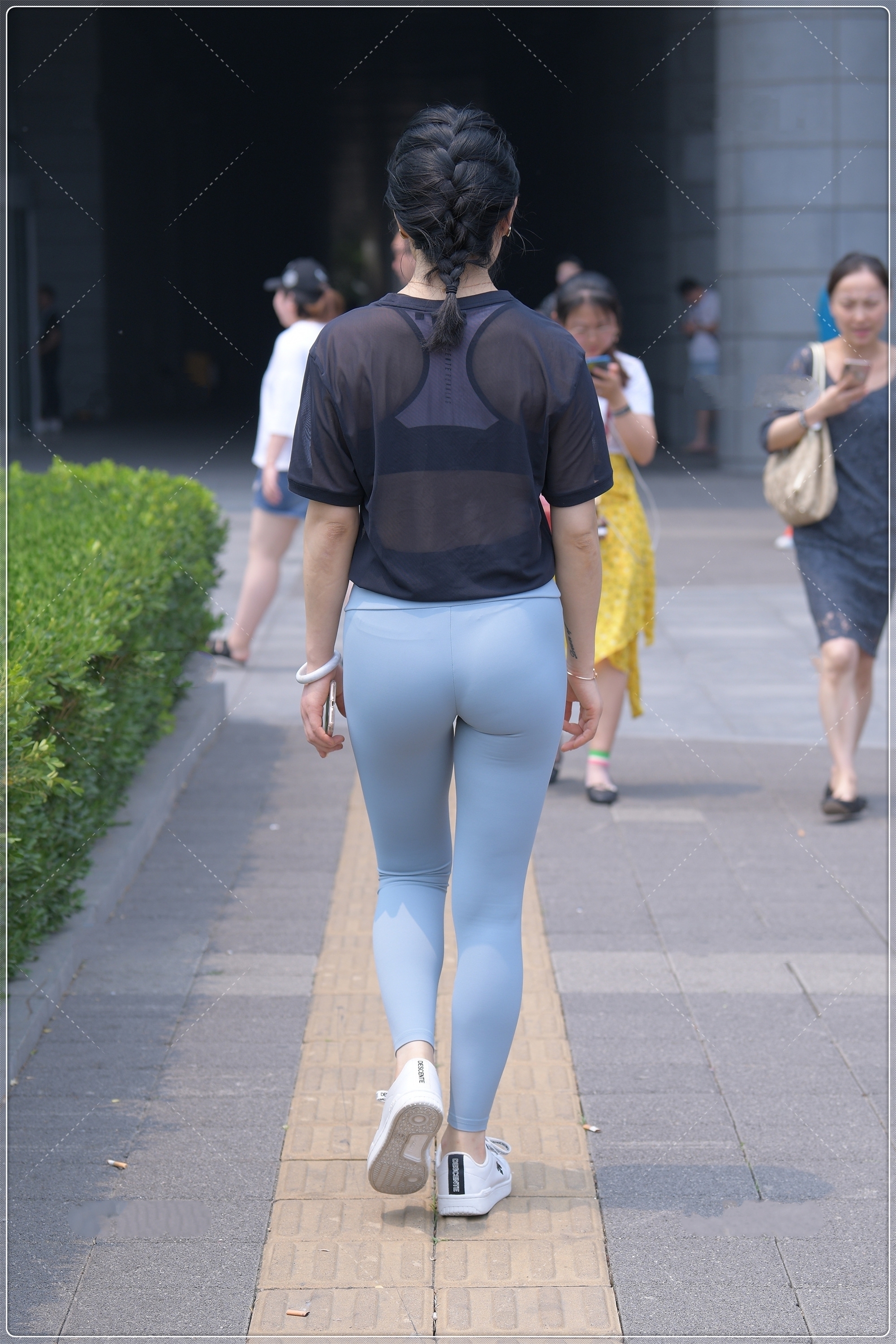 小白鞋 黑色透明清爽上衣,搭配运动套装,显白显年轻