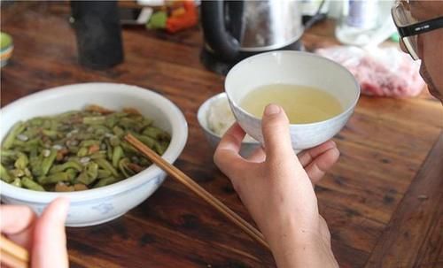 酒精|吃晚饭时喝二两酒,到底是养生还是伤身?答案已公布,了解下